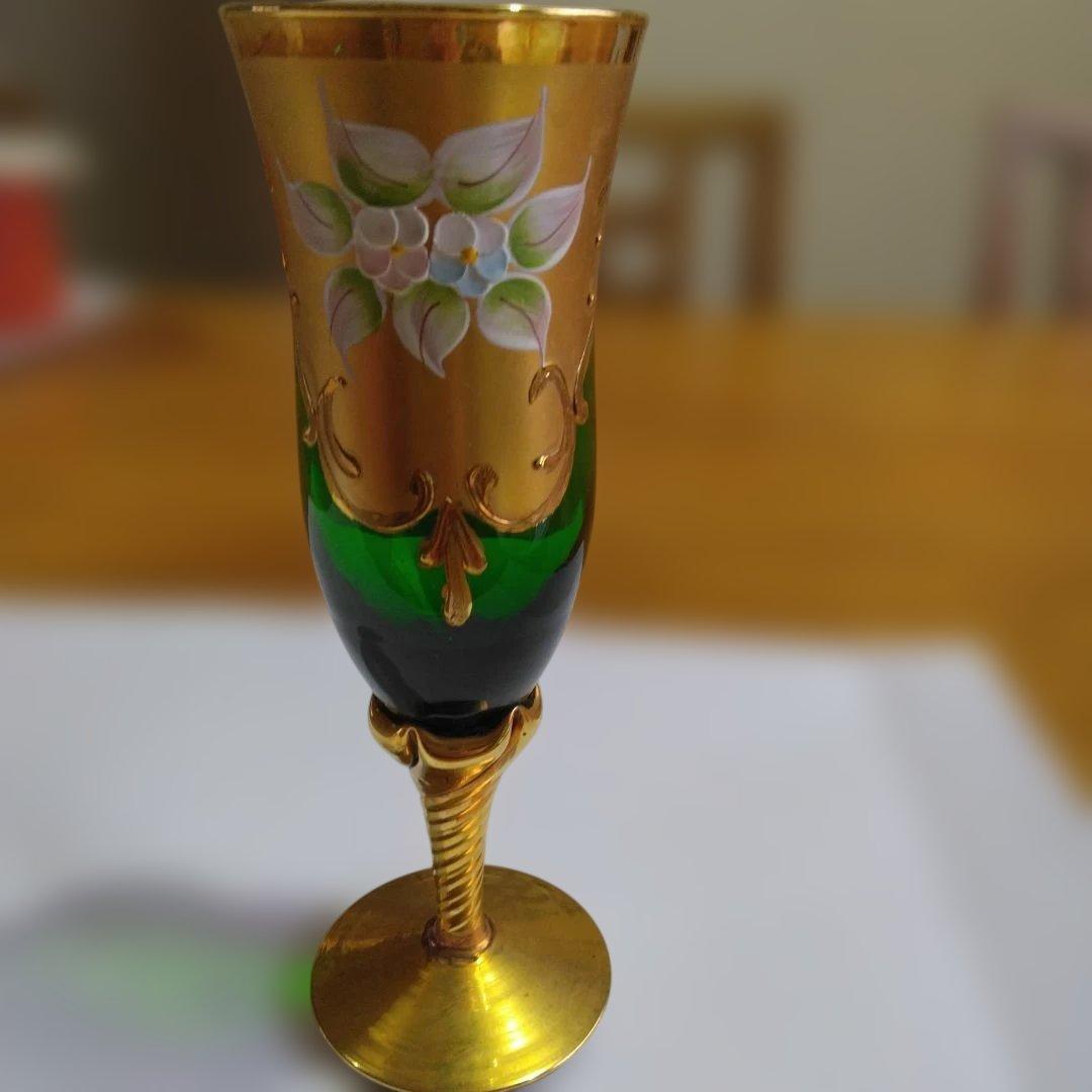 新品未使用　ベネチアグラス　花柄装飾の緑と金のガラスグラス