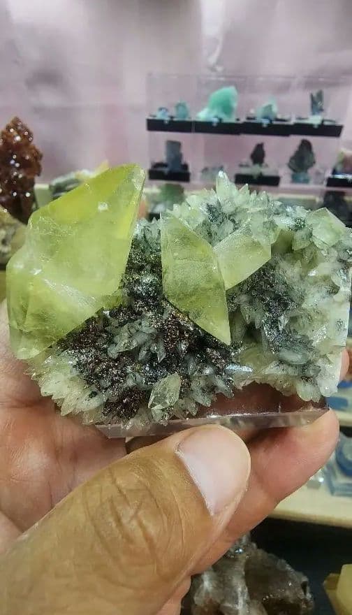 グリーンダイヤモンドカルサイト（クォーツ＆ヘマタイト母岩付き）