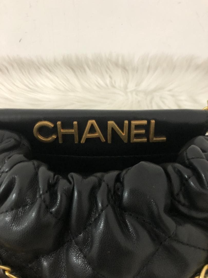 ブラック ショルダーバッグ レザー　多いロゴ　エレガント　女性　ノベルディー