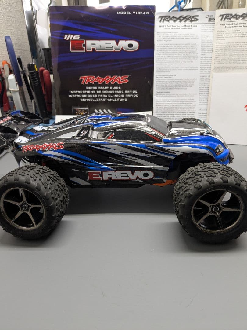 トラクサス E-Revo 1/16