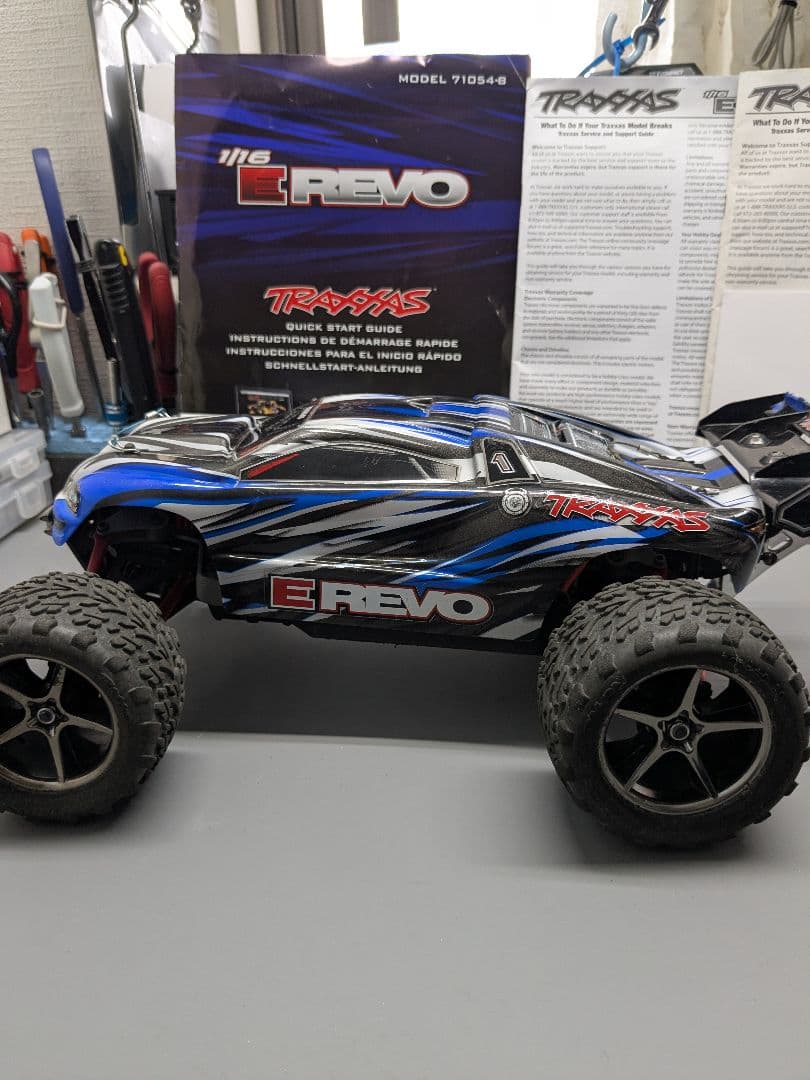 トラクサス E-Revo 1/16