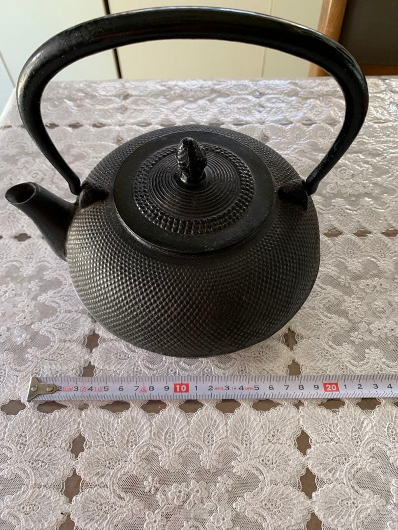 黒い鉄瓶 凹凸デザイン 蓋付き