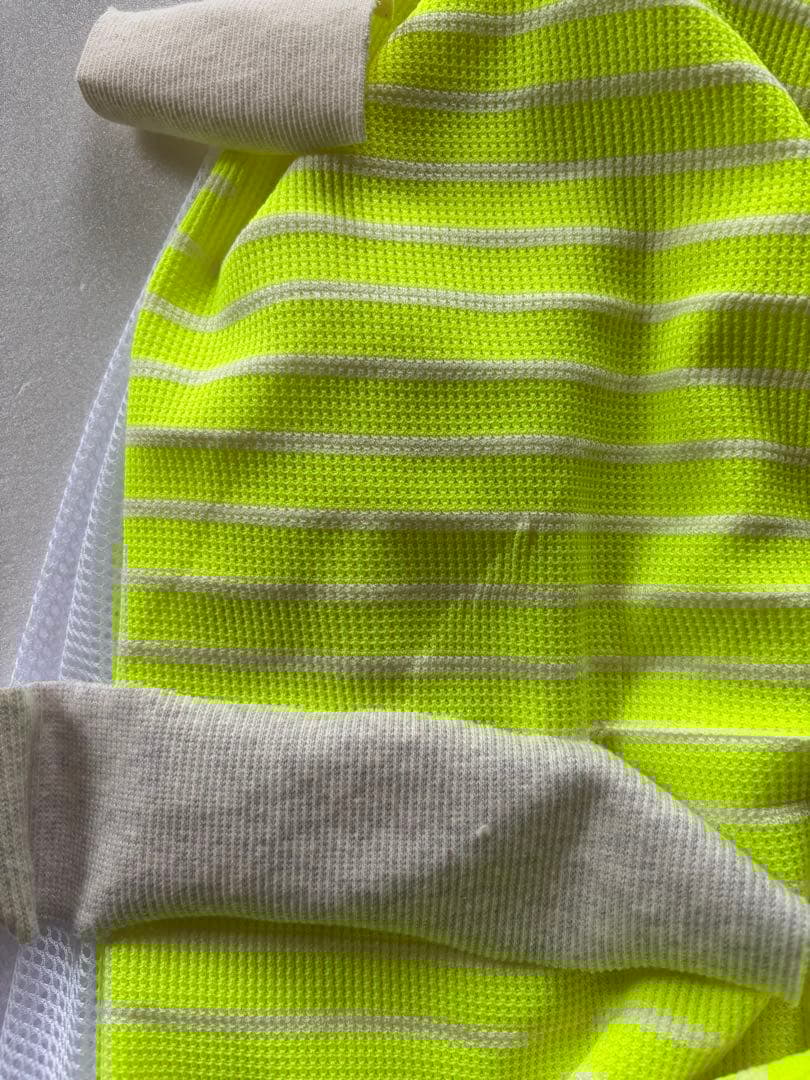 ネオンイエロー