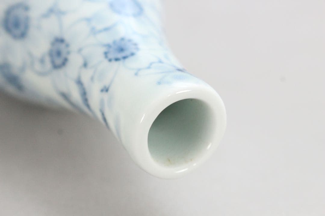 5431 十五代　嘉泉 作　平戸三川内焼　染付桜散し瓢箪型一輪差　共箱　送料無料