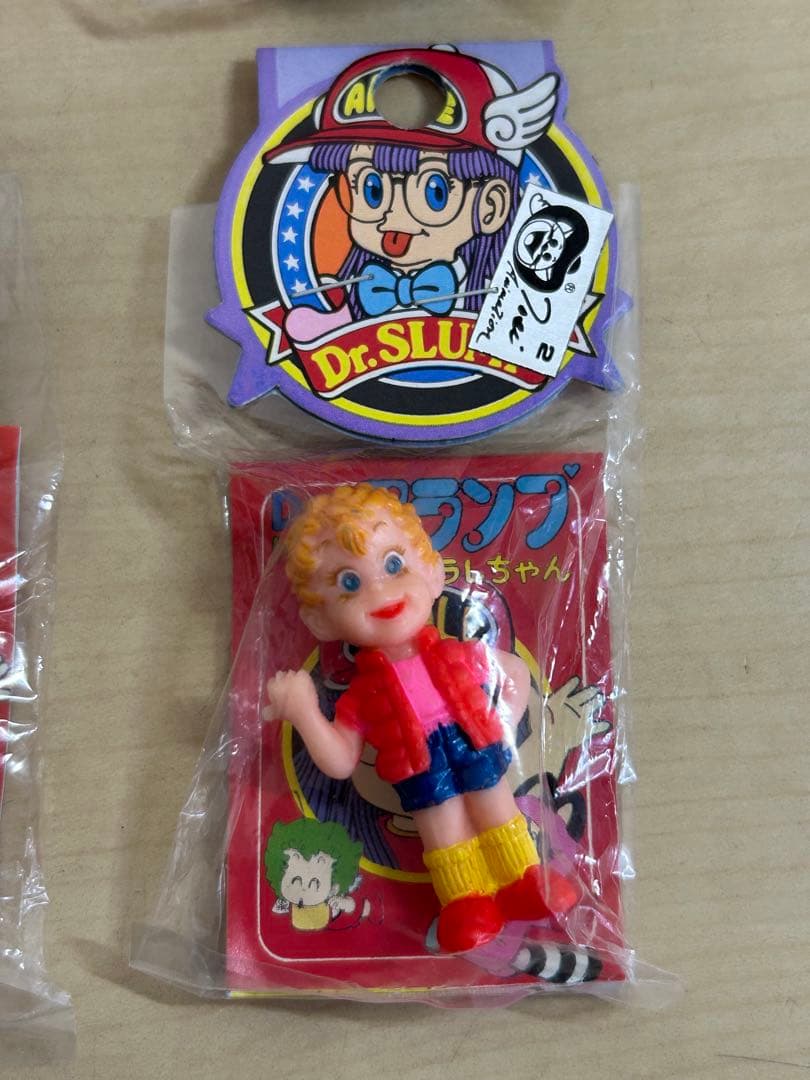 昭和レトロ　Dr.スランプ　アラレちゃん　消しゴム　フィギュア バッジ　6種