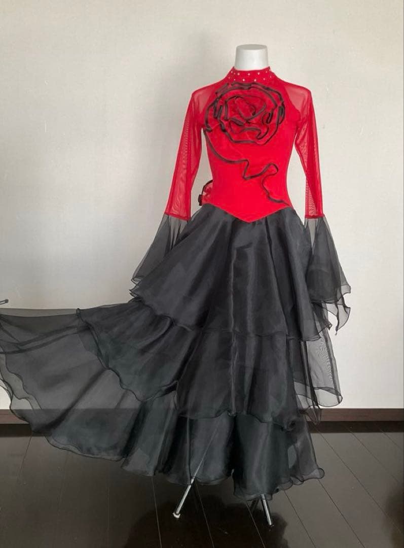 再値下げ‼️社交ダンス　カラオケ　赤黒　Mサイズ〜Ｌサイズ