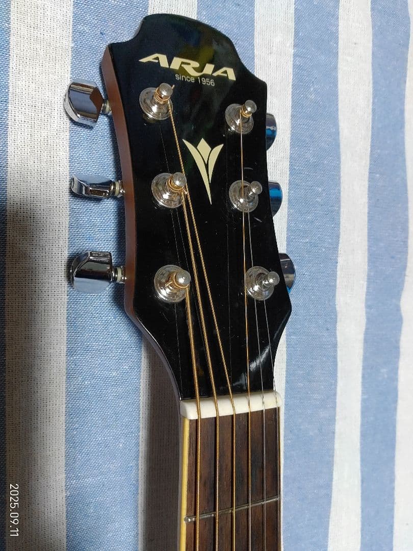 90年代のARIAのABSファイバー・エレ・アコースティックギターAMB-35