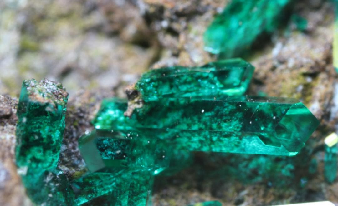 外国産鉱物標本 コンゴ産母岩付きダイオプテーズ 原石