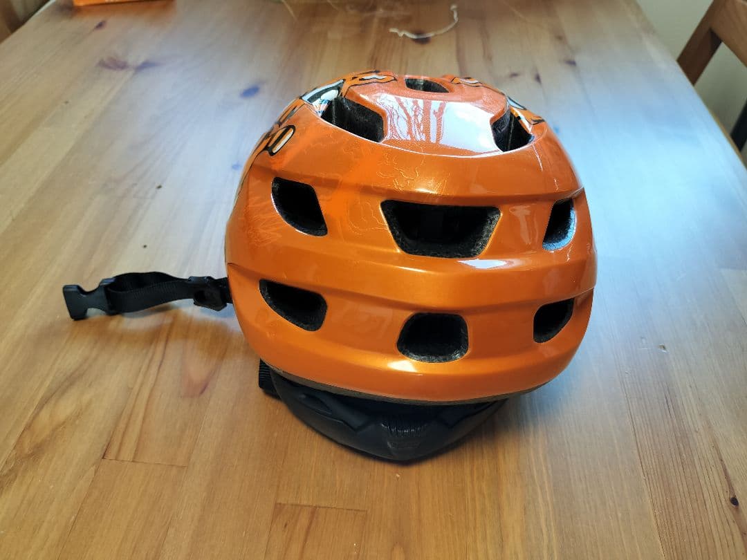 ストライダーSTRIDER スポーツ (オレンジ)とオレンジのヘルメット