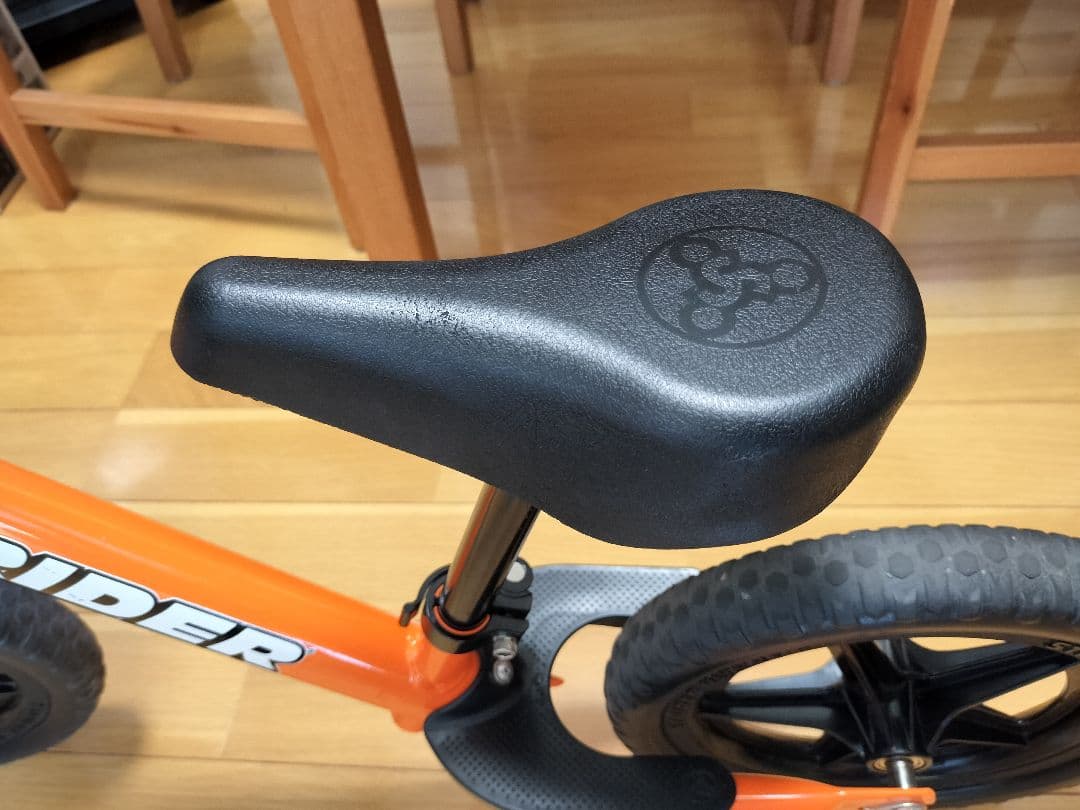 ストライダーSTRIDER スポーツ (オレンジ)とオレンジのヘルメット