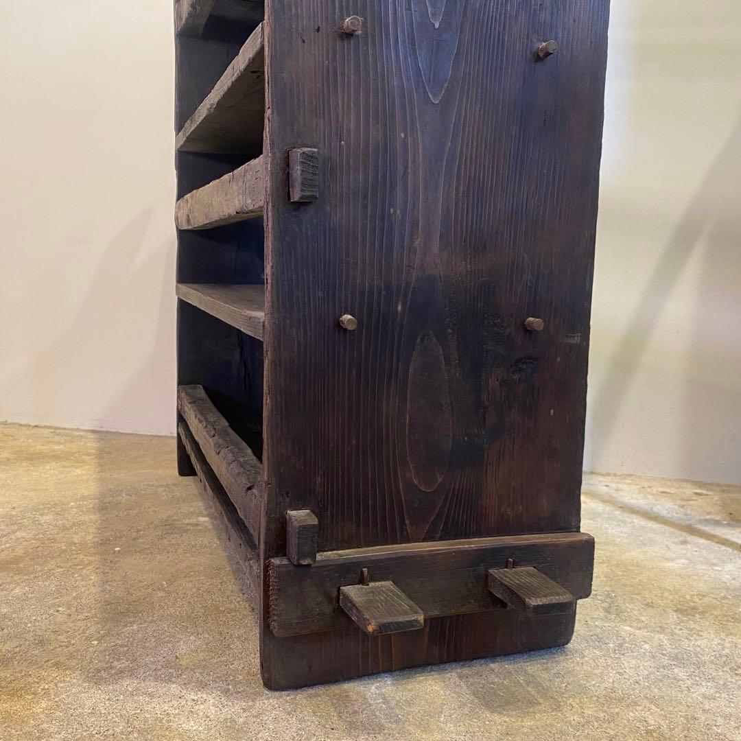 濃い木味の古い飾り棚 四段 アンティーク