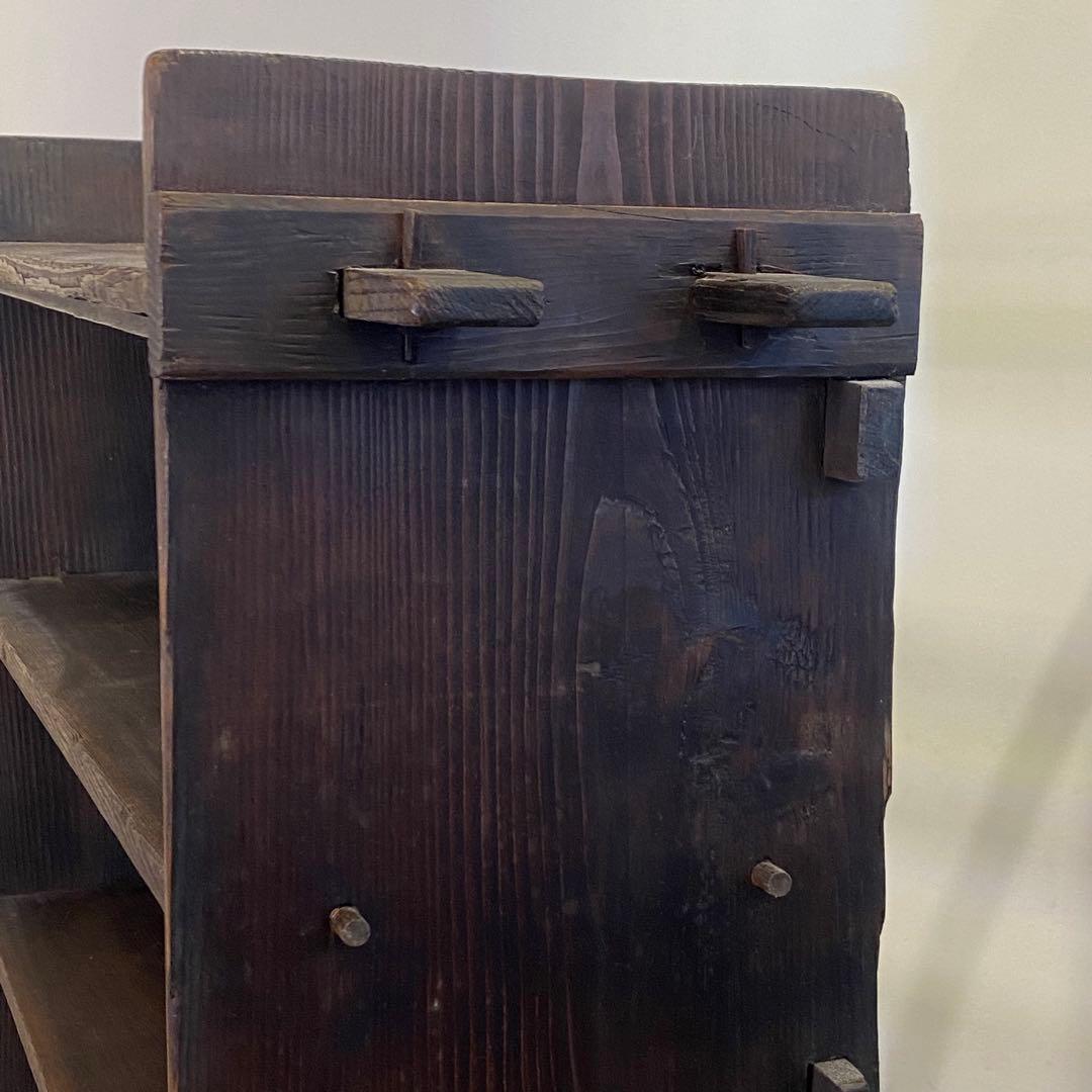 濃い木味の古い飾り棚 四段 アンティーク