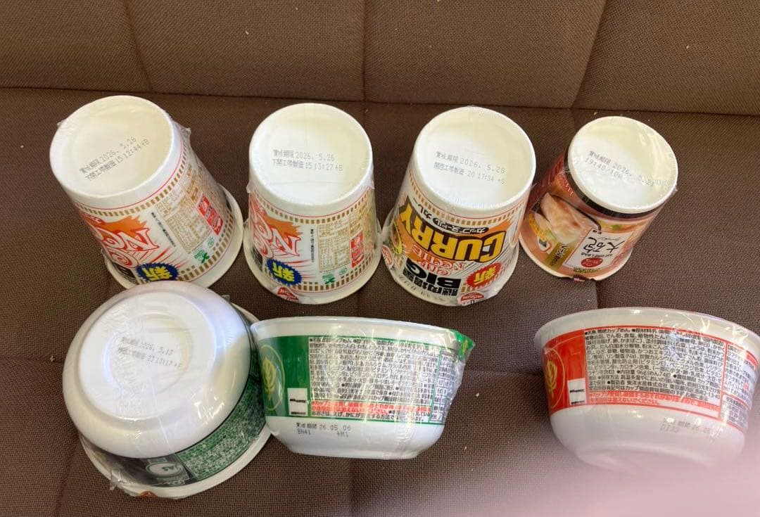 カップヌードルビッグ　インスタントラーメン　お菓子などのセット販売です。