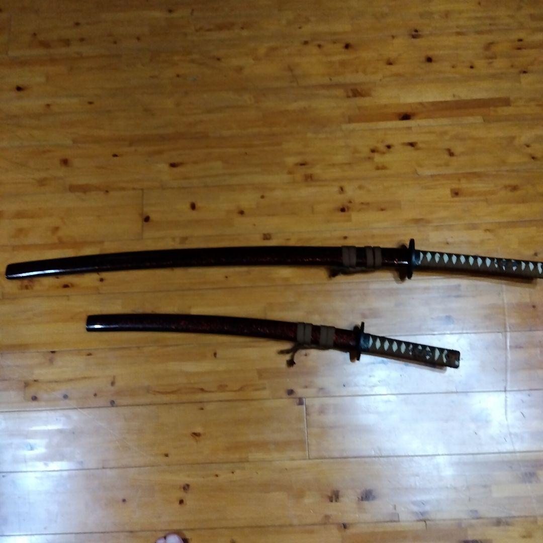 【日本刀 模擬刀】【断捨離価格】曲線的な刃 赤色の鞘脇差しとセット