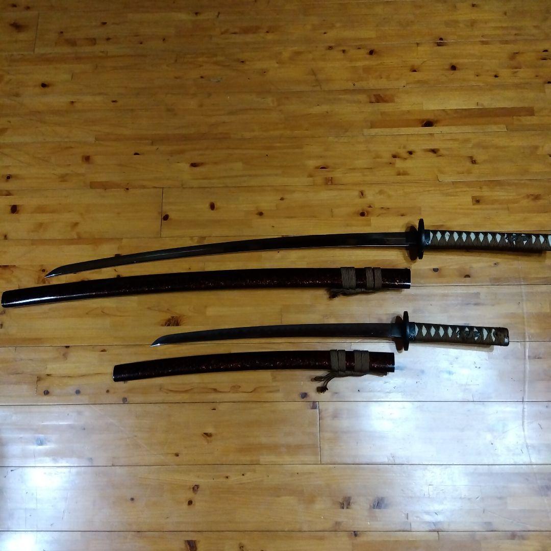 【日本刀 模擬刀】【断捨離価格】曲線的な刃 赤色の鞘脇差しとセット