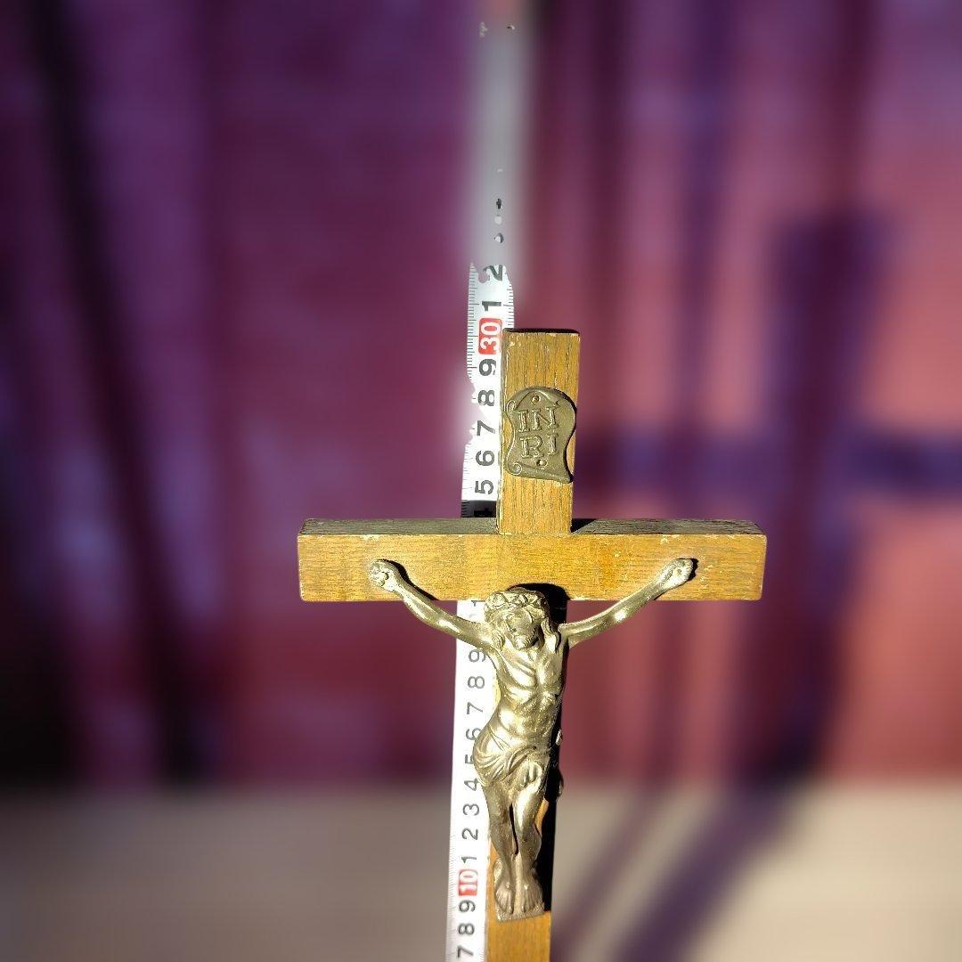 木製台座のキリスト像付き十字架　カトリック教会