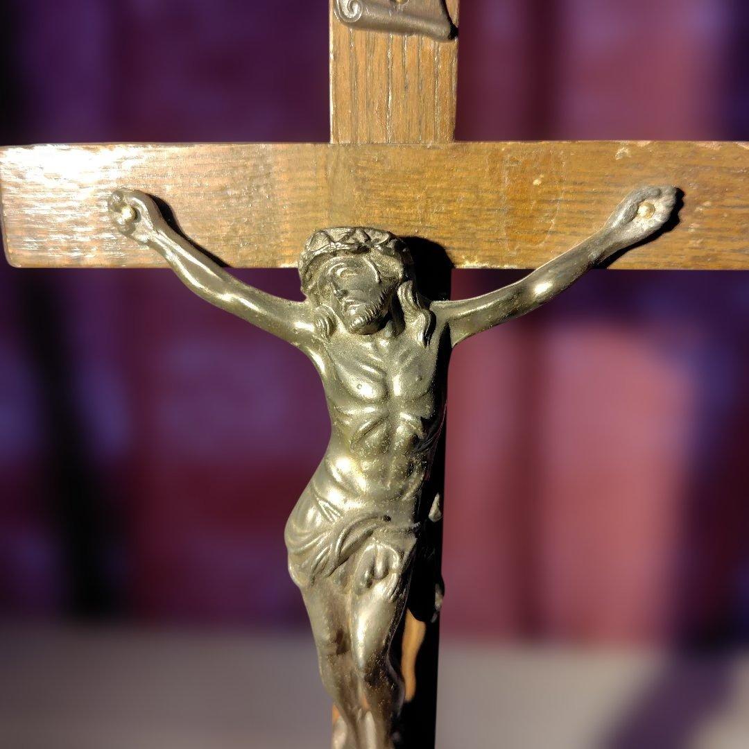 木製台座のキリスト像付き十字架　カトリック教会