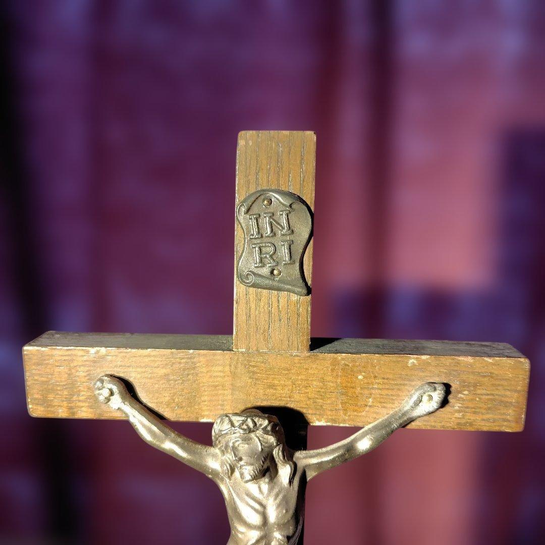 木製台座のキリスト像付き十字架　カトリック教会