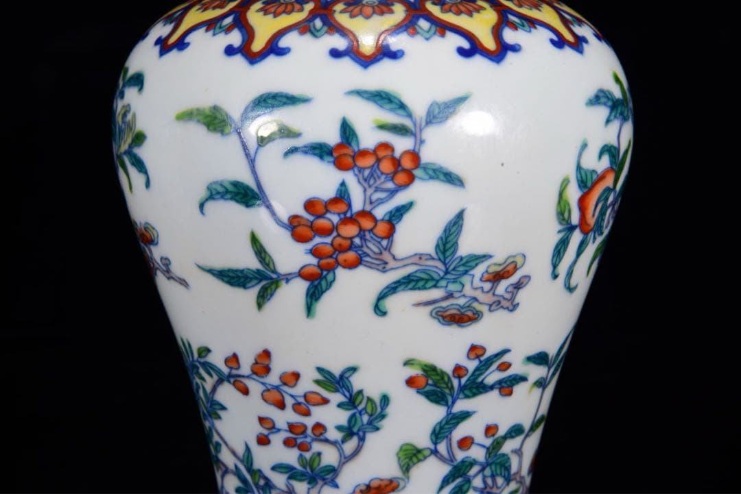 旧蔵　珍品　清国雍正時代の鬥彩三果 模様 梅瓶 　インテリア花瓶置物 インテリア