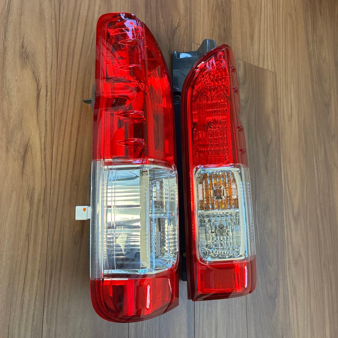 ハイエースワゴンGL ７型 新車取り外しテールランプ