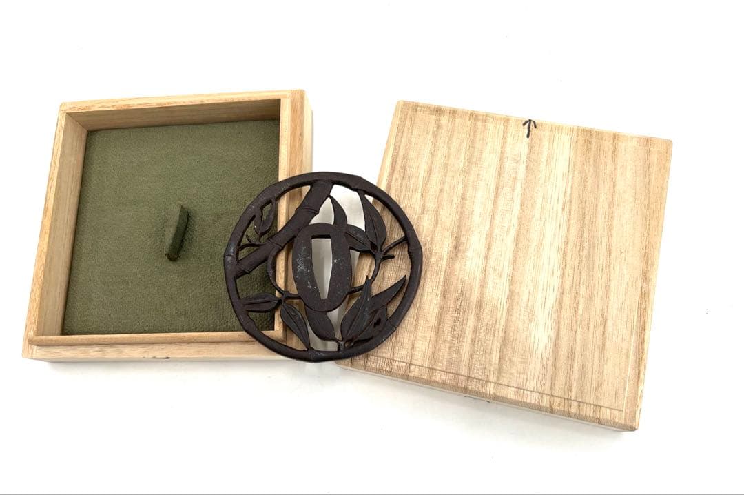 鉄製 鍔 竹と葉のデザイン 専用鍔桐箱付き　値下げ！