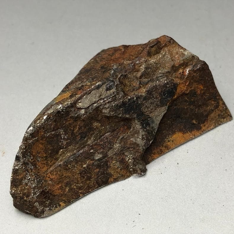 隕石 鉄隕石　アルタイ隕石　原皮付き　ナチュラル　原石　重さ約93ｇ　台付き