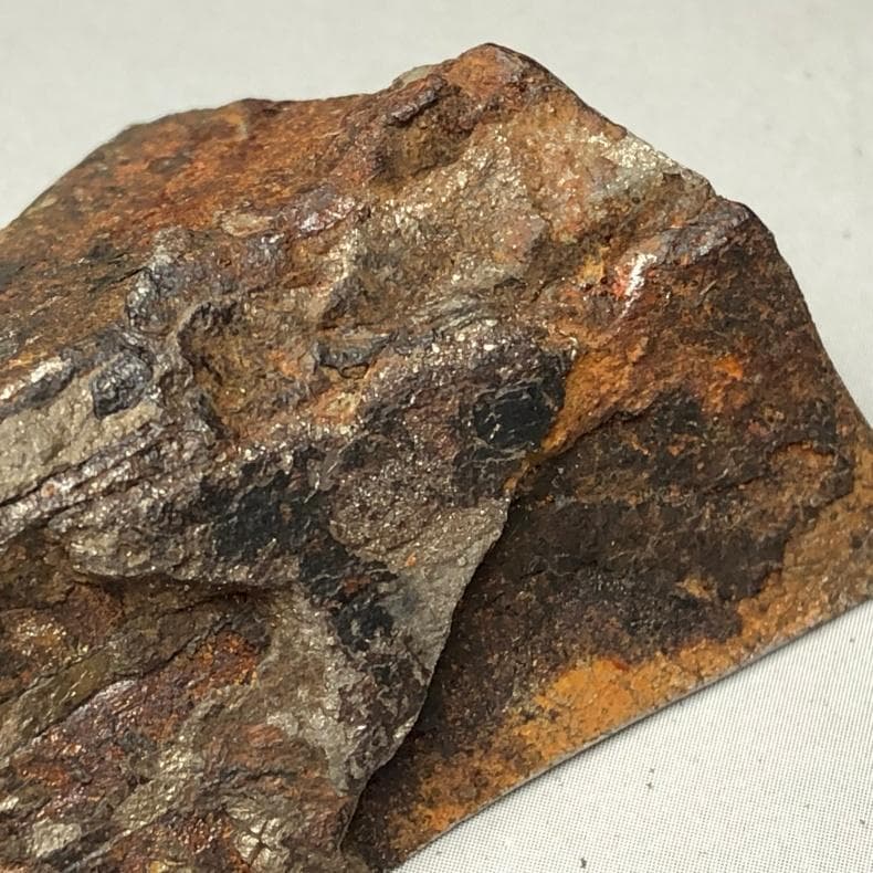 隕石 鉄隕石　アルタイ隕石　原皮付き　ナチュラル　原石　重さ約93ｇ　台付き