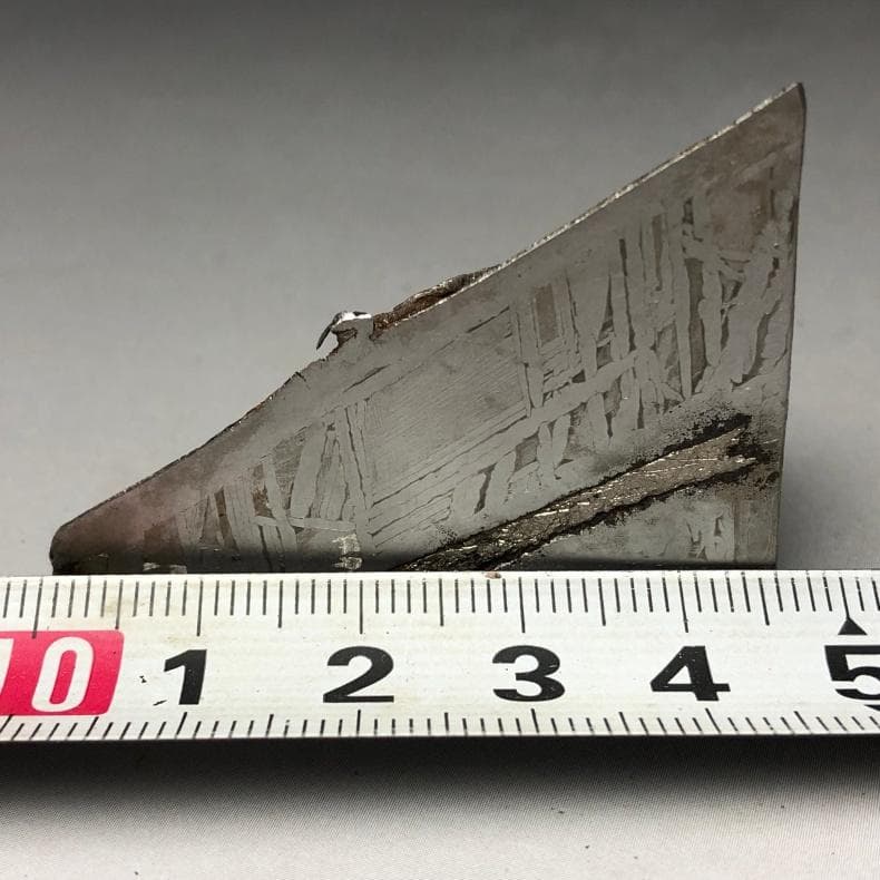 隕石 鉄隕石　アルタイ隕石　原皮付き　ナチュラル　原石　重さ約93ｇ　台付き