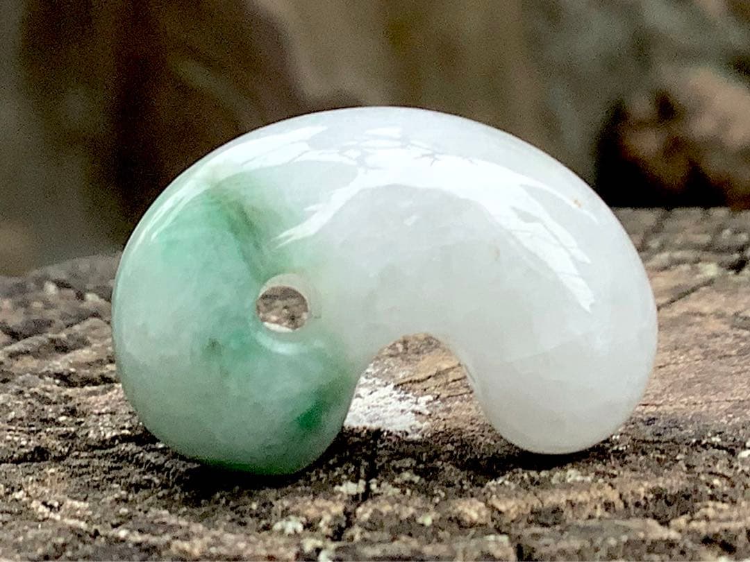 ✳緑混じりの氷肌*アイスジェイド　糸魚川翡翠勾玉　御守りに‼️鑑別書付本物を‼️