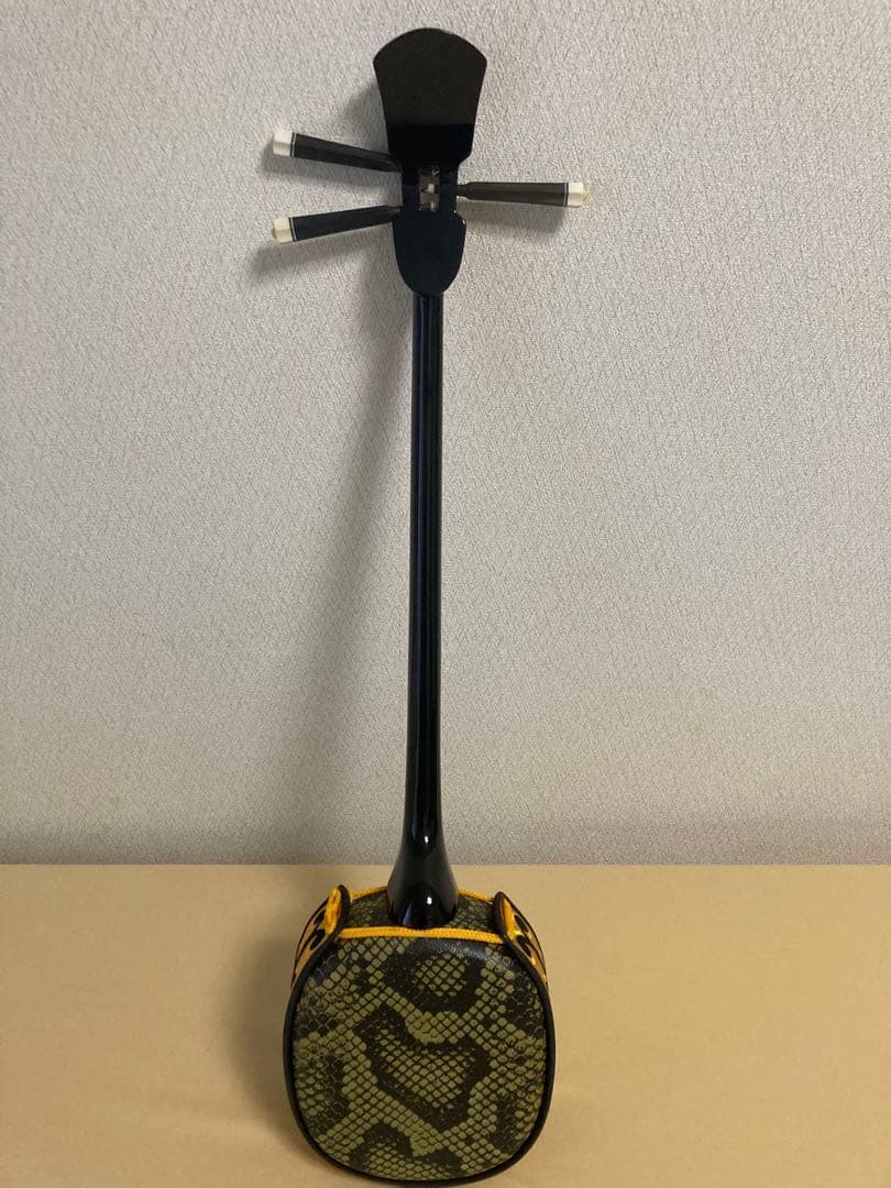 ア*ン様 三味線本体 合成皮革 ケース付き