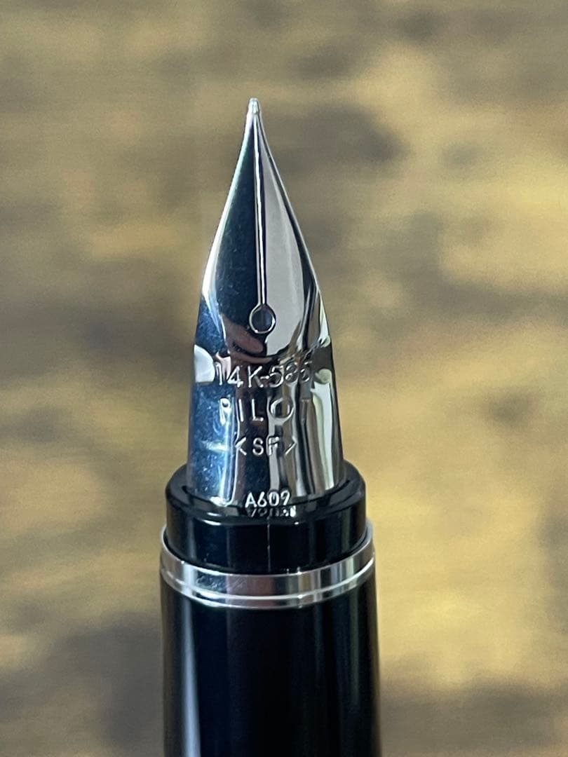 新品未使用　金属軸　エラボー　SFニブ　ブラック　パイロット　万年筆　備品あり