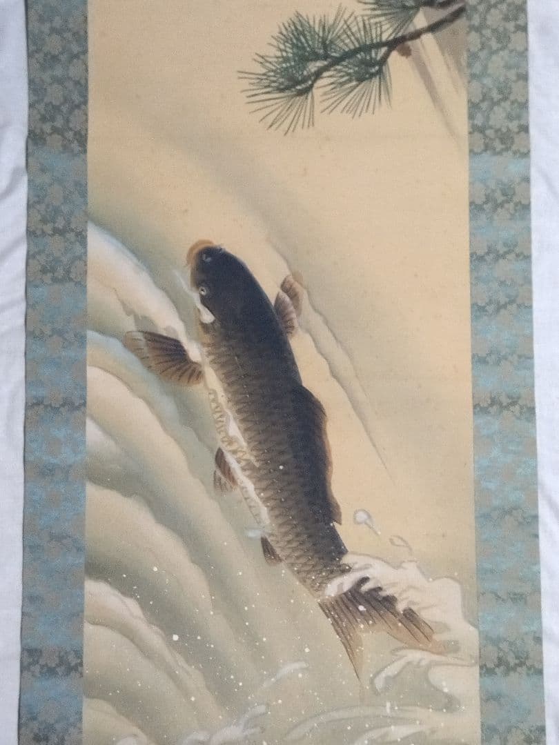 掛軸　肉筆　鯉乃瀧昇　共箱有　絹本　掛け軸