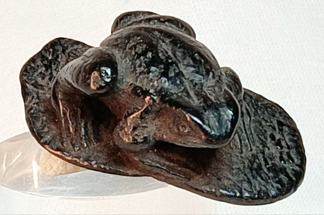 藻水 ? 在銘 銘 判読出来ず 「ぼろ草鞋に 蛙（無事帰る)」 根付 江戸時代