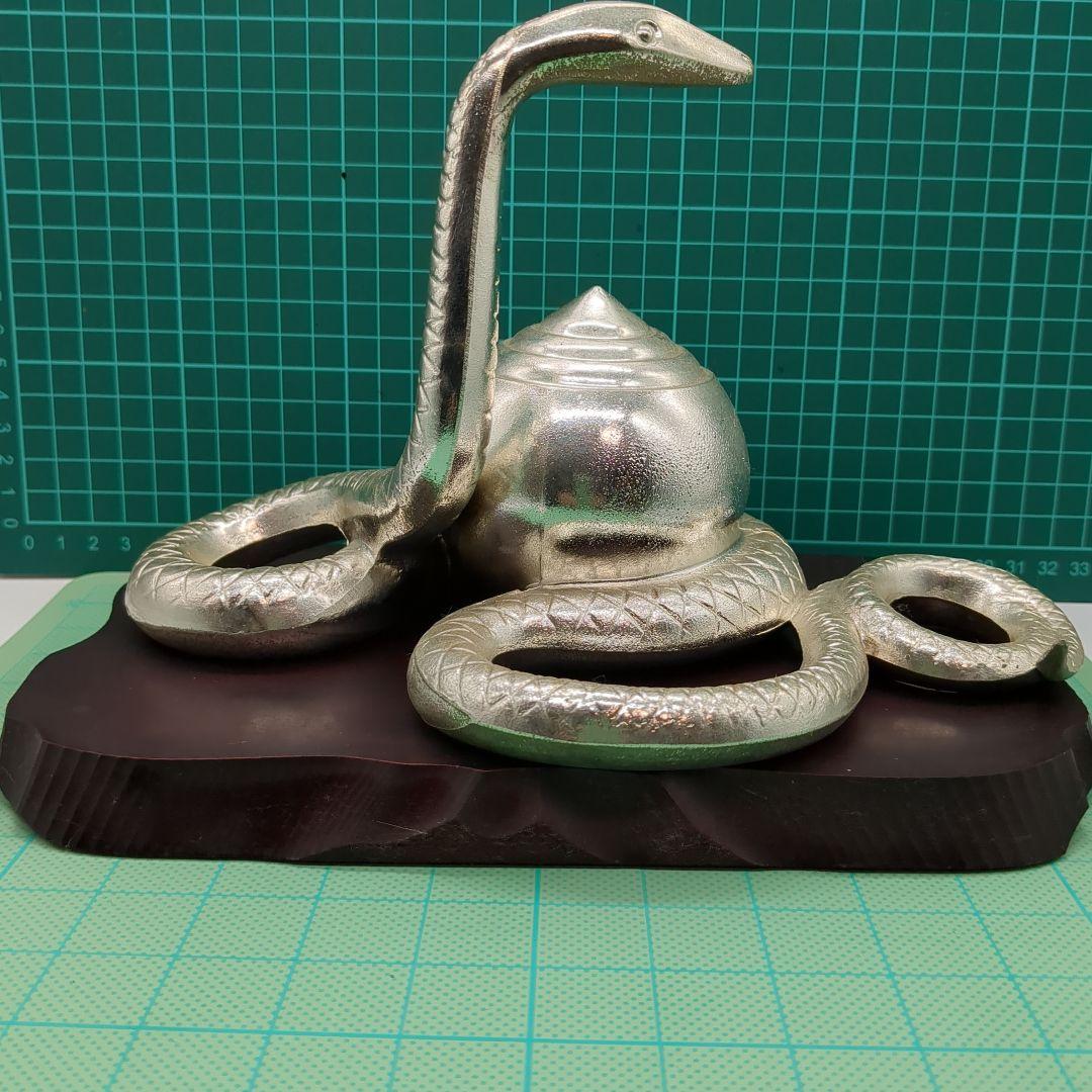 金属製コブラと蛇の彫刻