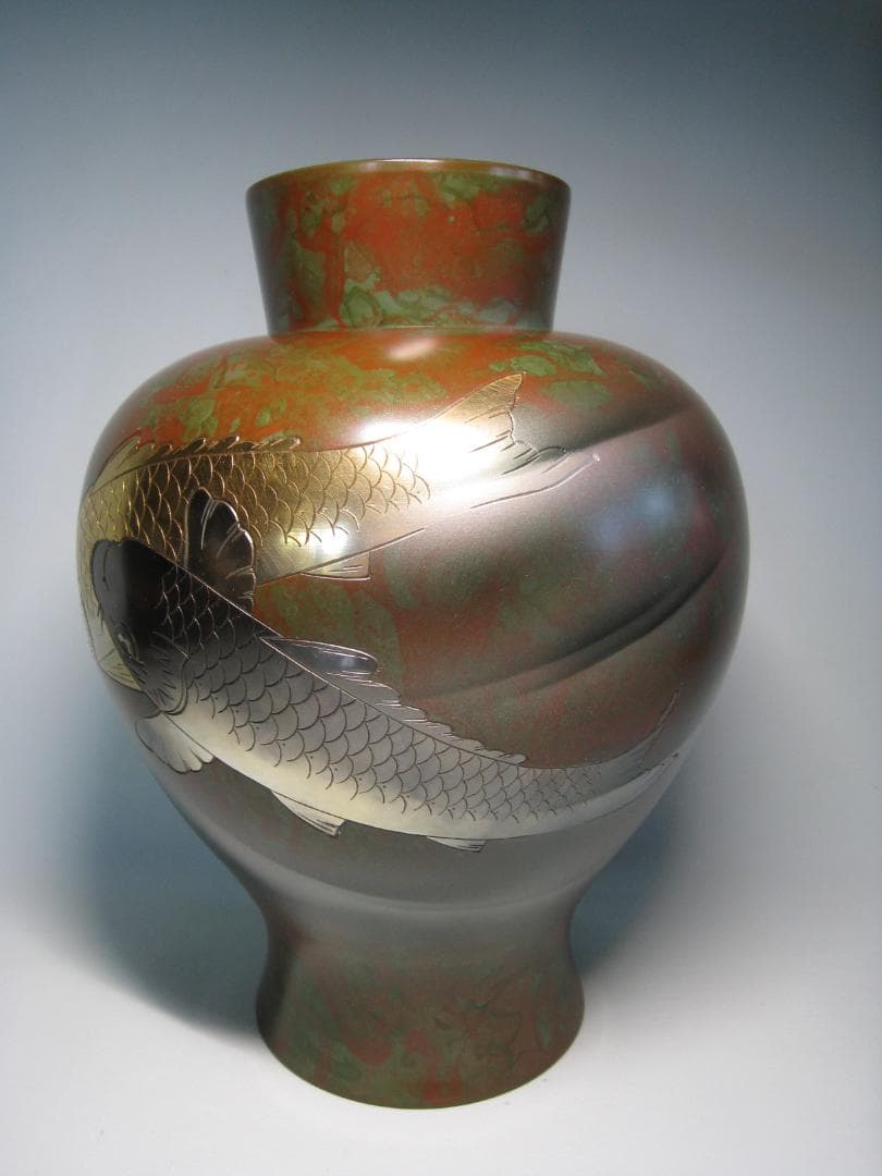 銅製花瓶　　【金彩銀彩鯉双魚文飾り壺】　高さ約27.7㎝