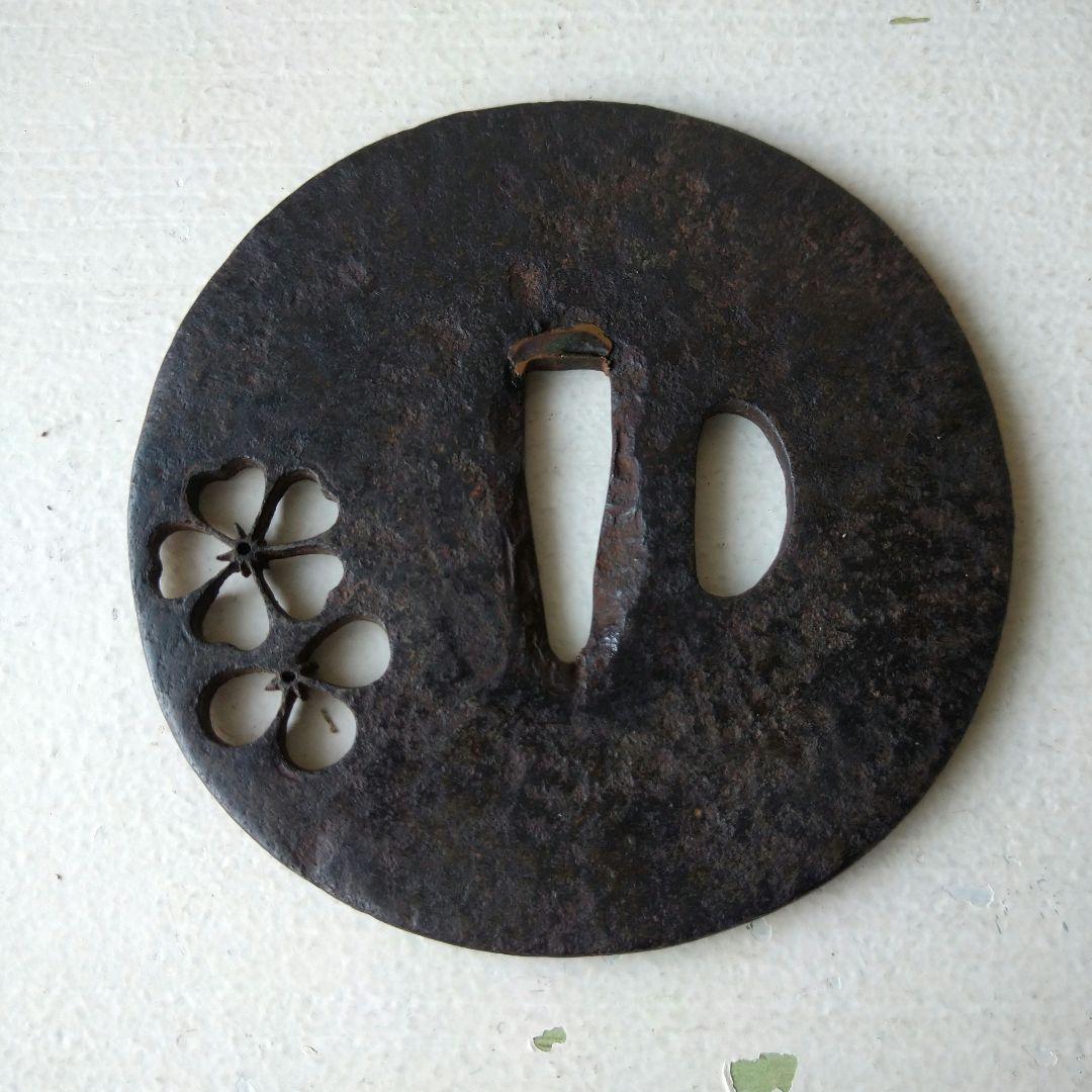 鉄製 鍔(つば) 花のデザイン