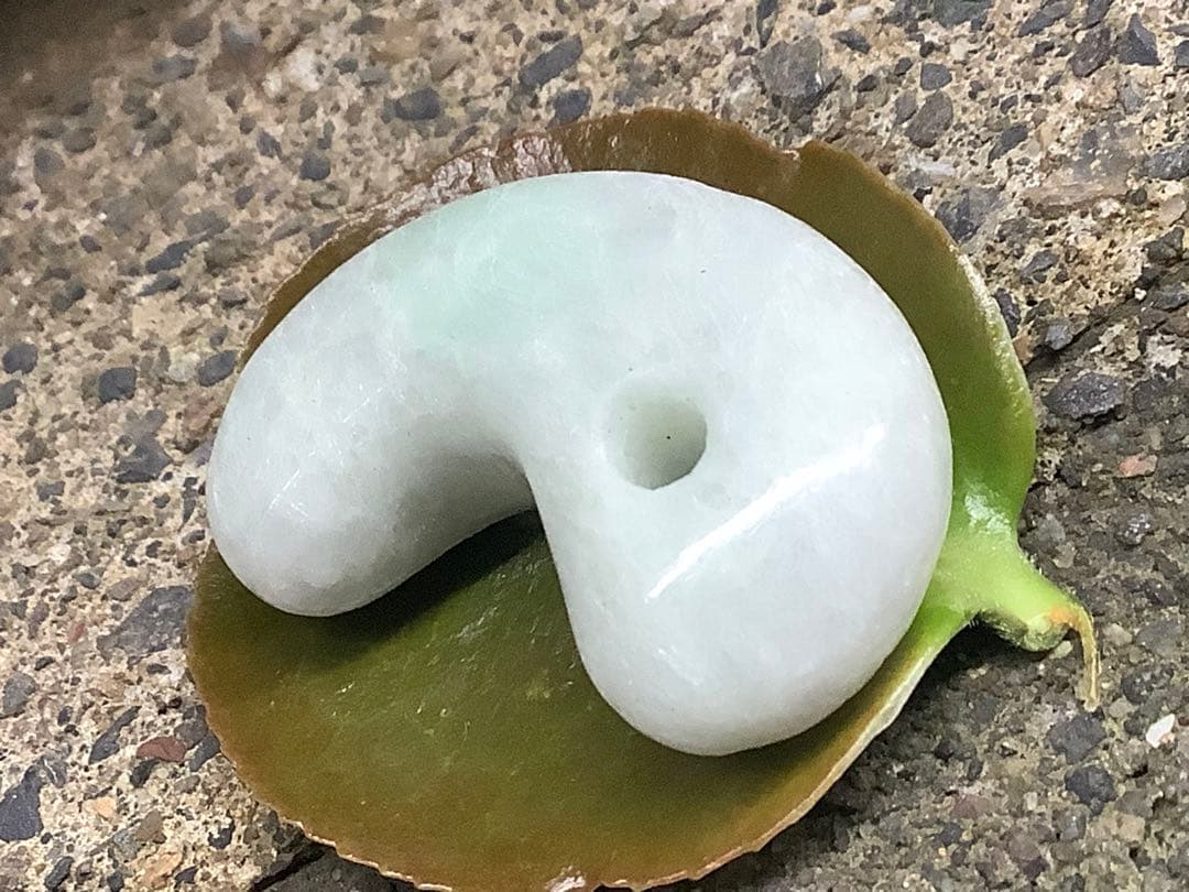 ✳勾玉の王道　糸魚川翡翠勾玉ジェダイト‼️ お身近のお守り守護石に　鑑別書付本物‼️