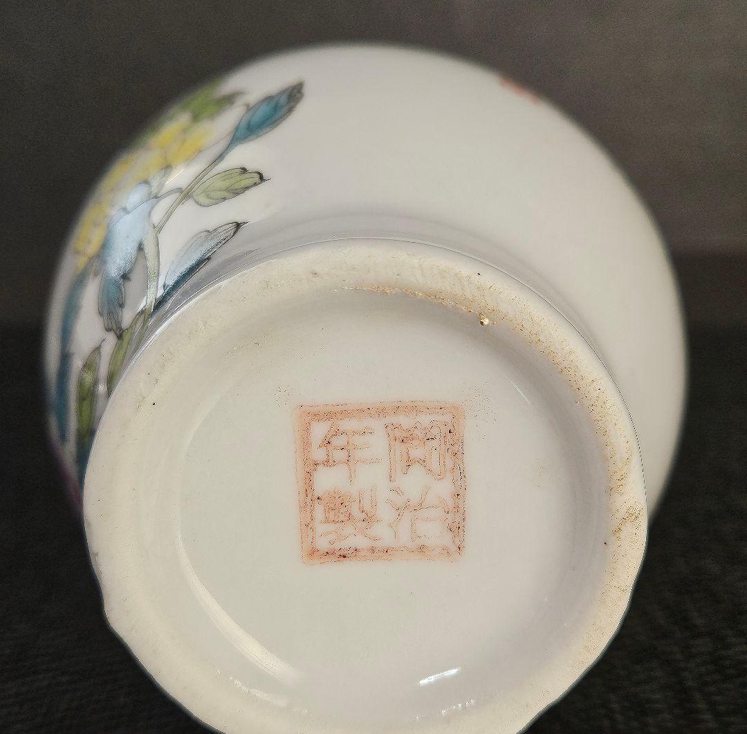 中国美術　中国陶磁器　色絵粉彩　牡丹に蝶々の図　小壺　花入れ　花瓶　オブジェ