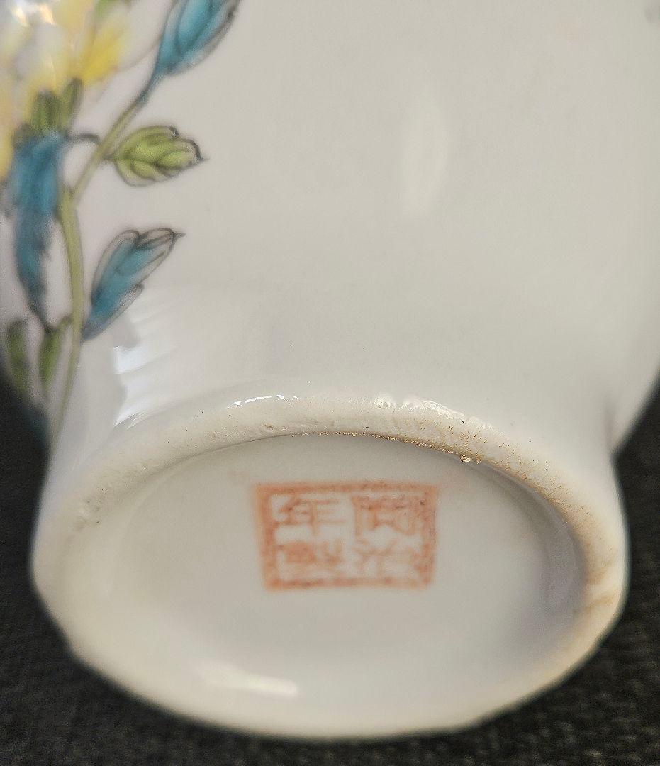 中国美術　中国陶磁器　色絵粉彩　牡丹に蝶々の図　小壺　花入れ　花瓶　オブジェ