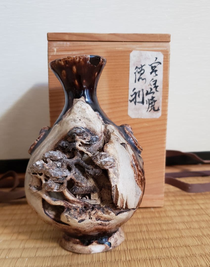 no199　厳島神社 宮島焼の 山居囲碁超細密彫刻 徳利