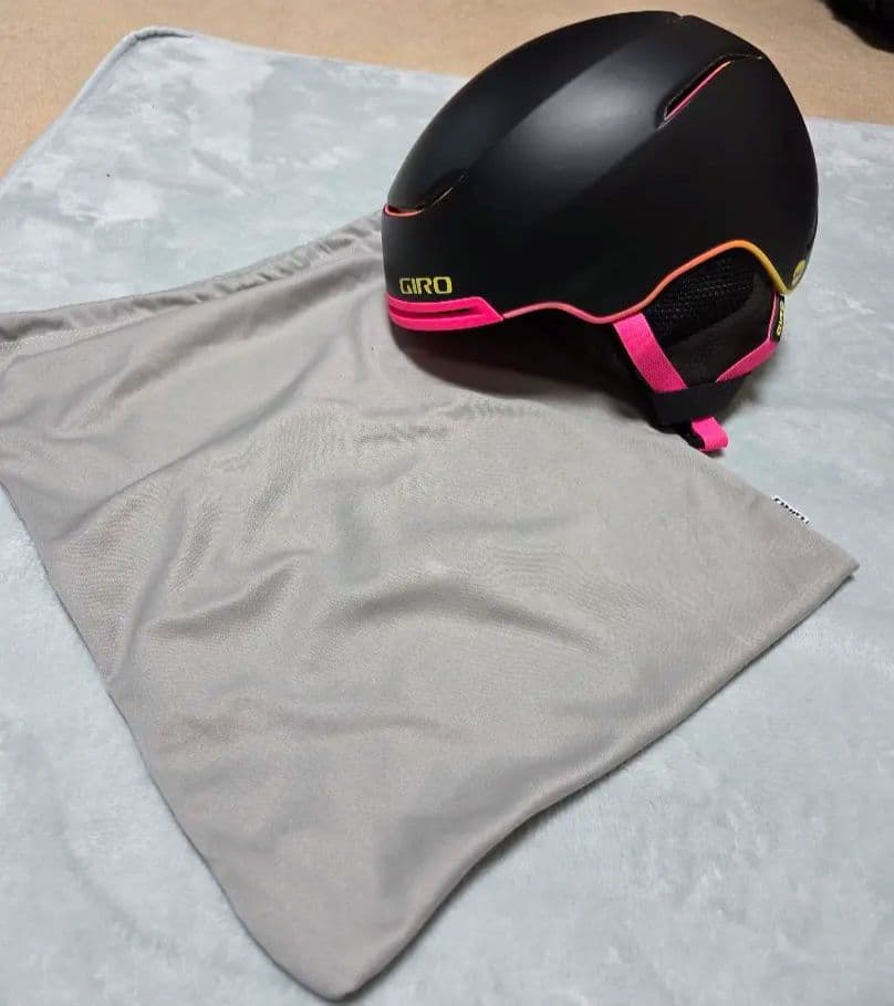 GIRO スキー・スノーボードヘルメット Mサイズ ブラック ピンク 収納袋つき
