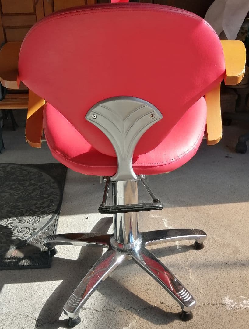 美容室　サロン　スタイリングチェア　椅子　赤