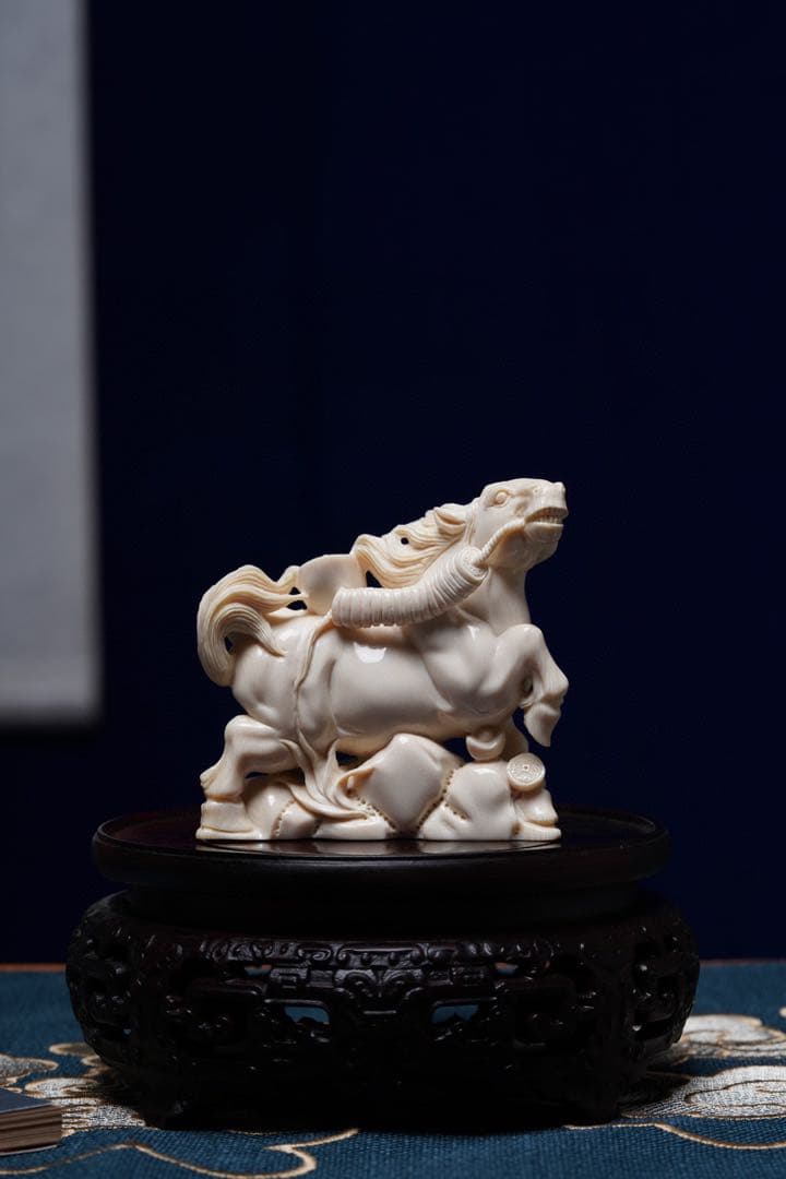 天然マンモス牙美しい手作り彫刻馬が成功した置物
