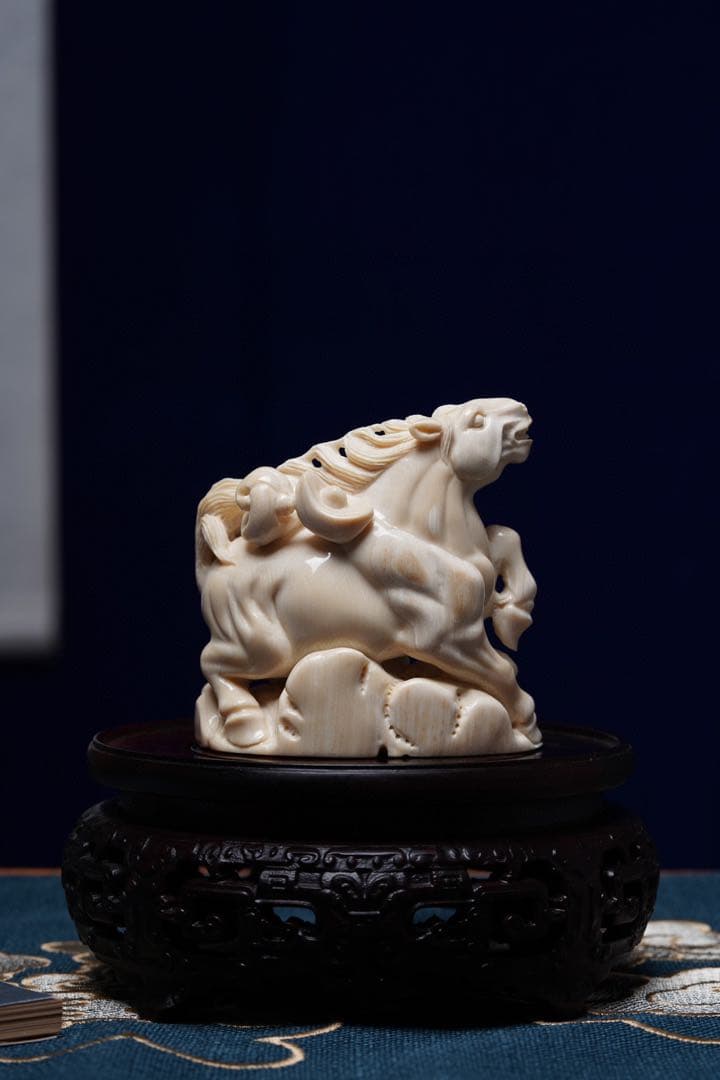 天然マンモス牙美しい手作り彫刻馬が成功した置物