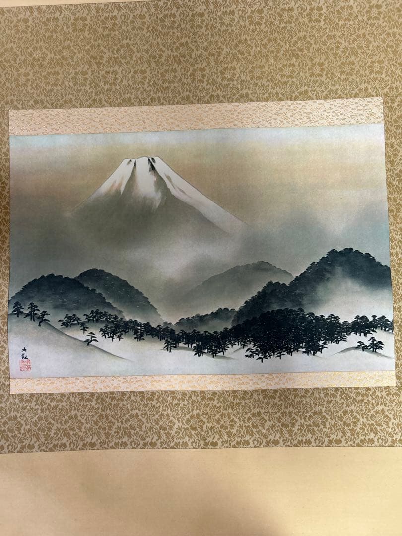 良品　横山大観　霊峰富士図　《復刻謹製》　絹本掛軸一幅　特製保存収納箱