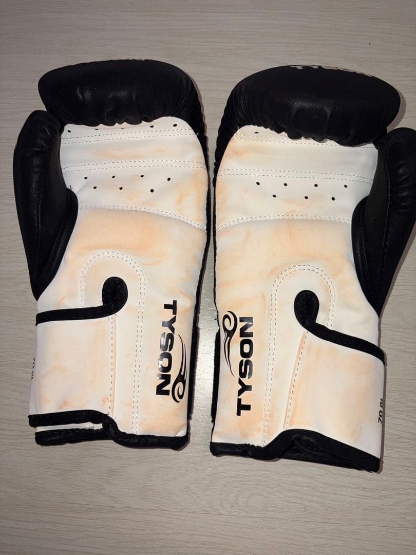 【新作】Venum ボクシンググローブ ブラック/ホワイト 10oz タイソン