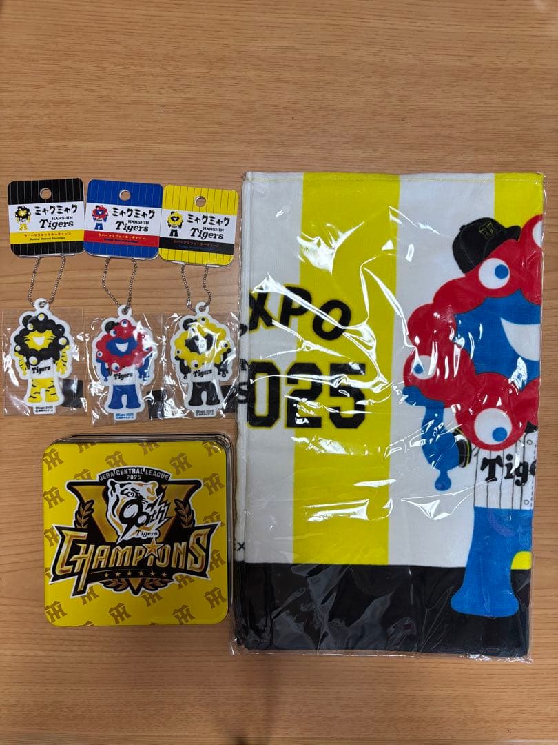 ミャクミャク阪神タイガースコラボ　ラバーマスコットキーチェーン3品&タオルセット