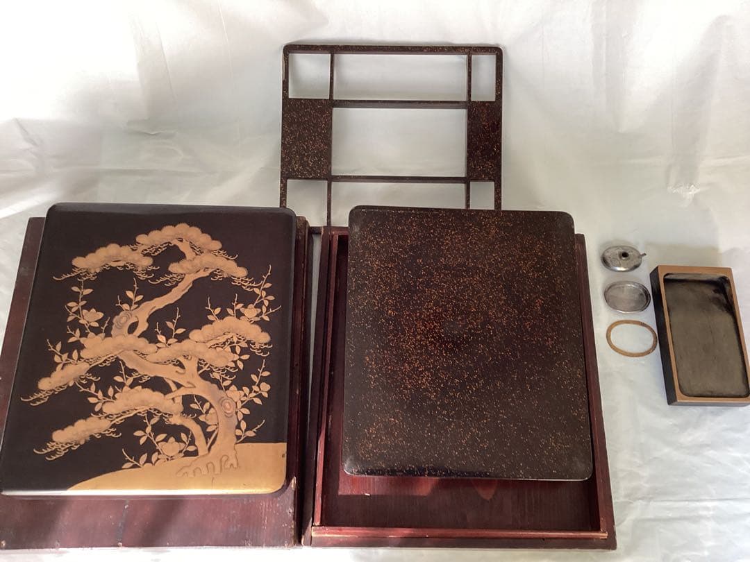 漆塗文箱 五葉松と橘花の金蒔絵　梨子漆塗　硯石・水滴付　硯箱　アンティーク　木箱