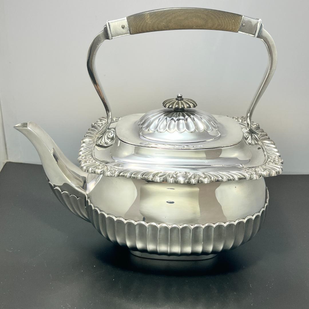 【英国】ビクトリアンのティーケトル 【シルバープレート】 バナー/スタンド