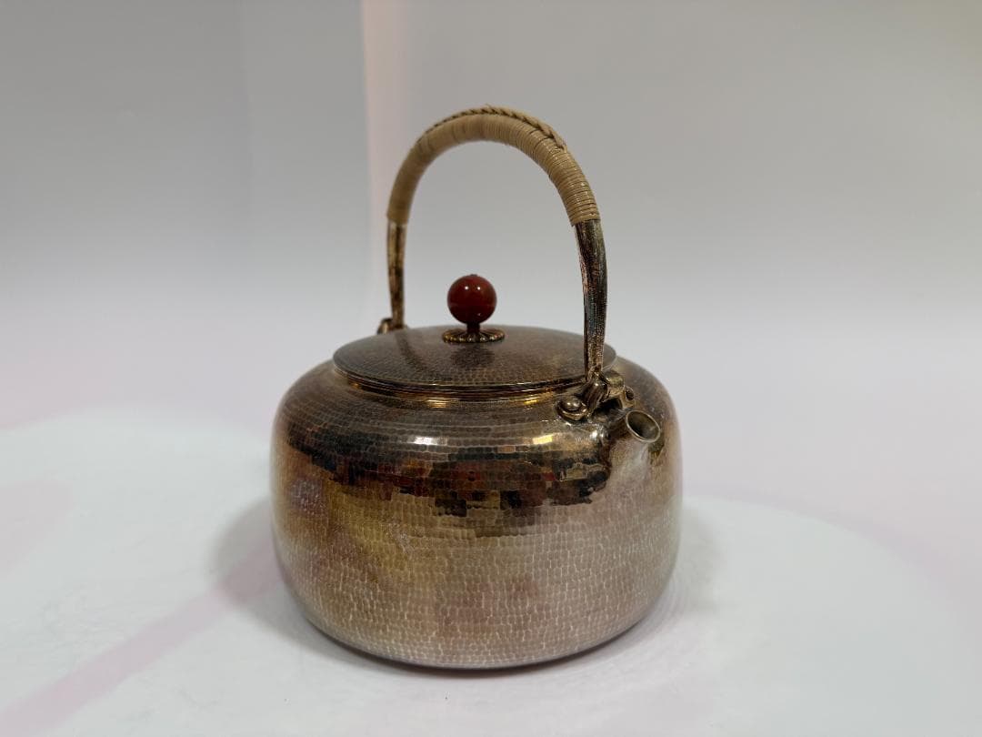 純銀製 丸形 赤玉摘み 鎚目紋 湯沸 銀瓶 煎茶道具 重637ｇ